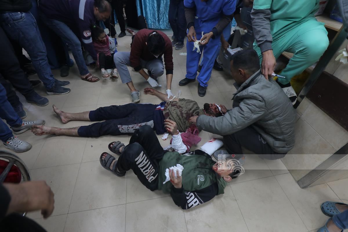 مصابون في مستشفى شهداء الأقصى من قصف سابق على دير البلح.